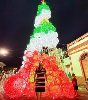 Prefeitura inaugura árvore de Natal de 13 metros de altura em Porto Calvo