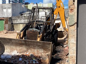 Retroescavadeira pega fogo em canteiro de obras na Jatiúca, em Maceió