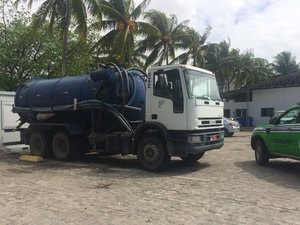 Fiscais apreendem caminhão por descarte irregular de dejetos em Maceió