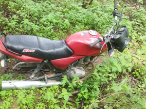 Polícia recupera moto roubada e abandonada em terreno na zona rural de Girau do Ponciano