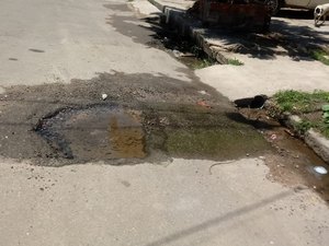 Moradores reclamam de vazamento de água em rua do Vergel