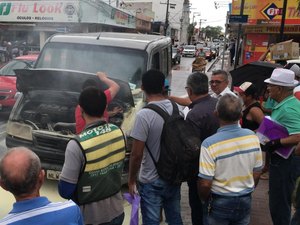 Van com passageiros que iriam fazer hemodiálise pega fogo no centro de Arapiraca