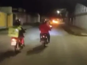 Motoboys protestam na frente da casa da protetora de animais acusada de ameaça em Arapiraca