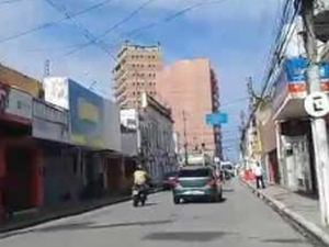 Homem cai de telhado enquanto fazia reparos em loja no Centro de Maceió