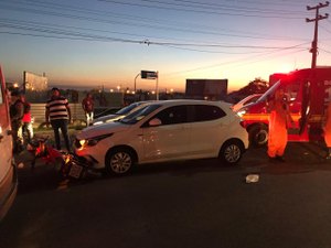 Colisão entre carro e moto deixa um homem ferido próximo a shopping de Arapiraca 