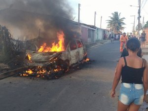 Veículo pega fogo após suposta falha elétrica