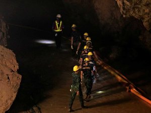 Parte dos meninos retirados de caverna tem infecção, mas quadro não preocupa