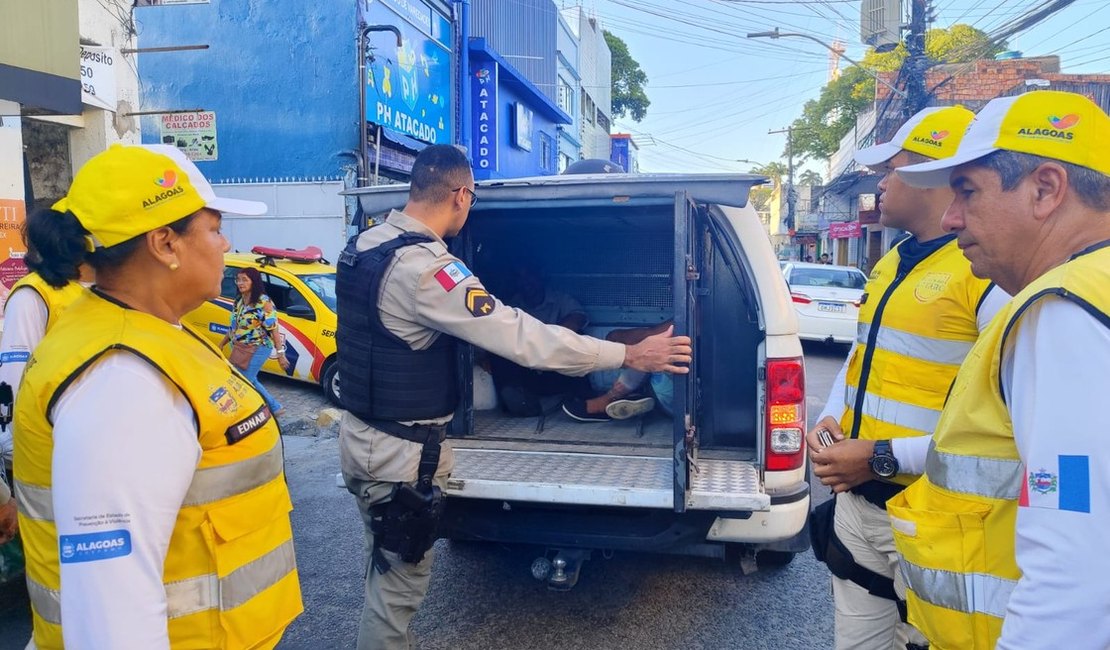 Casal é preso em flagrante por furto de chapéus e barras de chocolate