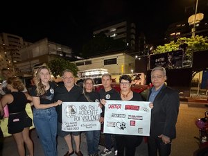 Cibele Moura participa de manifestação e cobra prisão de suspeitos pela morte de gata em Maceió