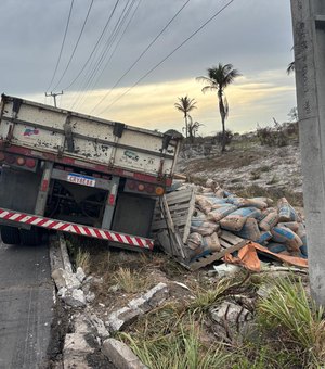 Caminhão carregado de cimento tomba na AL-101 Sul, entre o Francês e Barra de São Miguel