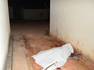 Agricultor é morto a pedradas na porta de casa