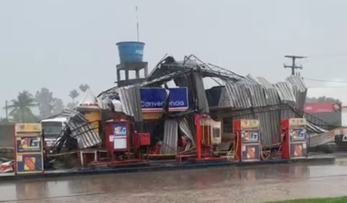 [Vídeo] Ventos fortes derrubam teto de posto e provocam estragos em Campo Alegre