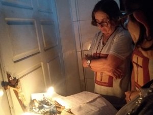 [Vídeo] Com portas fechadas, fiéis rezam na porta da igreja e realizam festa do Padroeiro em Traipu