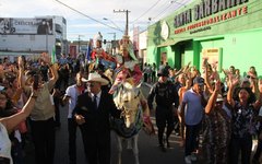 Festa da padroeira: chegada da cavalgada emociona fiéis que lotaram a praça