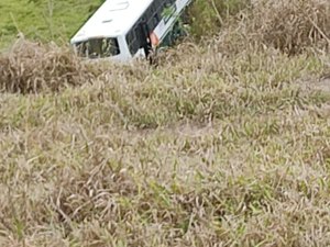 [VÍDEO] Ônibus da empresa Veleiro cai em ribanceira na cidade de Rio Largo