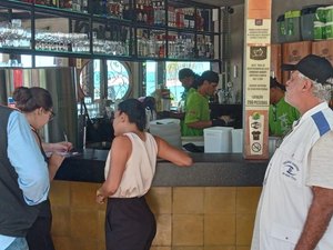 Programa “De Olho Vivo no Verão” reforça segurança alimentar na orla de Maceió
