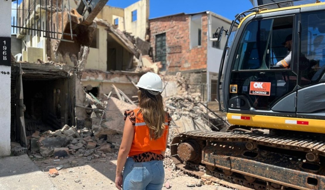 Imóvel de dois pavimentos é demolido na Levada por risco de colapso