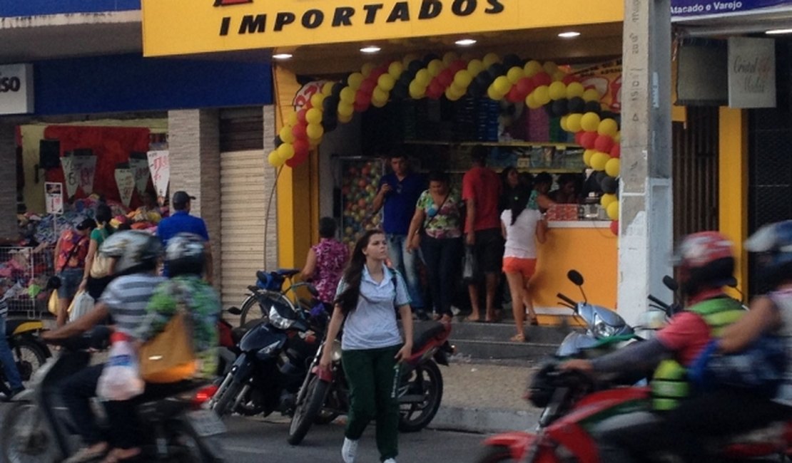 Fogos em inauguração de loja incomoda comerciantes