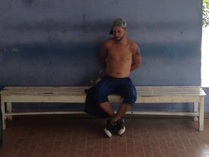 Embriagado, filho quebra móveis da casa do pai