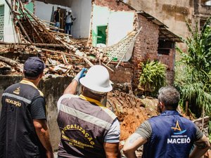 Casas condenadas no Jacintinho são derrubadas pela prefeitura nesta segunda (21)