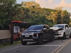 [Vídeo] Duas caminhonetes colidem na AL-101 Norte em Ipioca