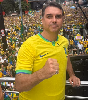 Flávio Bolsonaro usa colete à prova de balas na Paulista