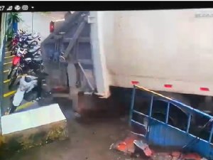 [Vídeo] Em Palmeira, caminhão de lixo perde o controle em ladeira, destrói moto e danifica entrada de academia