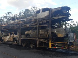 [Vídeo] Caminhão-cegonha carregado com picapes pega fogo em Novo Lino