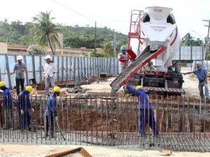 Concretagem do viaduto de Jacarecica é iniciada na AL-101 Norte
