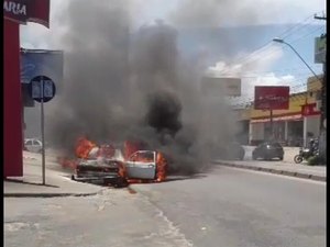 Veículo pega fogo em frente a pizzaria na Serraria