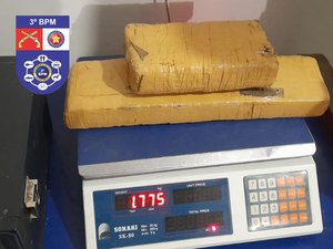 PM apreende cerca de 1,7 kg de maconha escondida em terreno baldio
