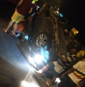 Veículo capota e deixa quatro feridos na BR-104, em Rio Largo