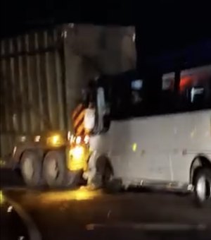 Motorista morre e estudantes ficam feridos em acidente com ônibus de Teotônio