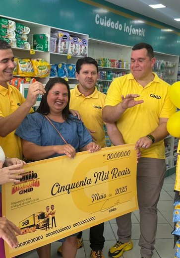 [Vídeo] Caminhão do Domingão Cimed premia cliente da RM Farma, em Pão de Açúcar