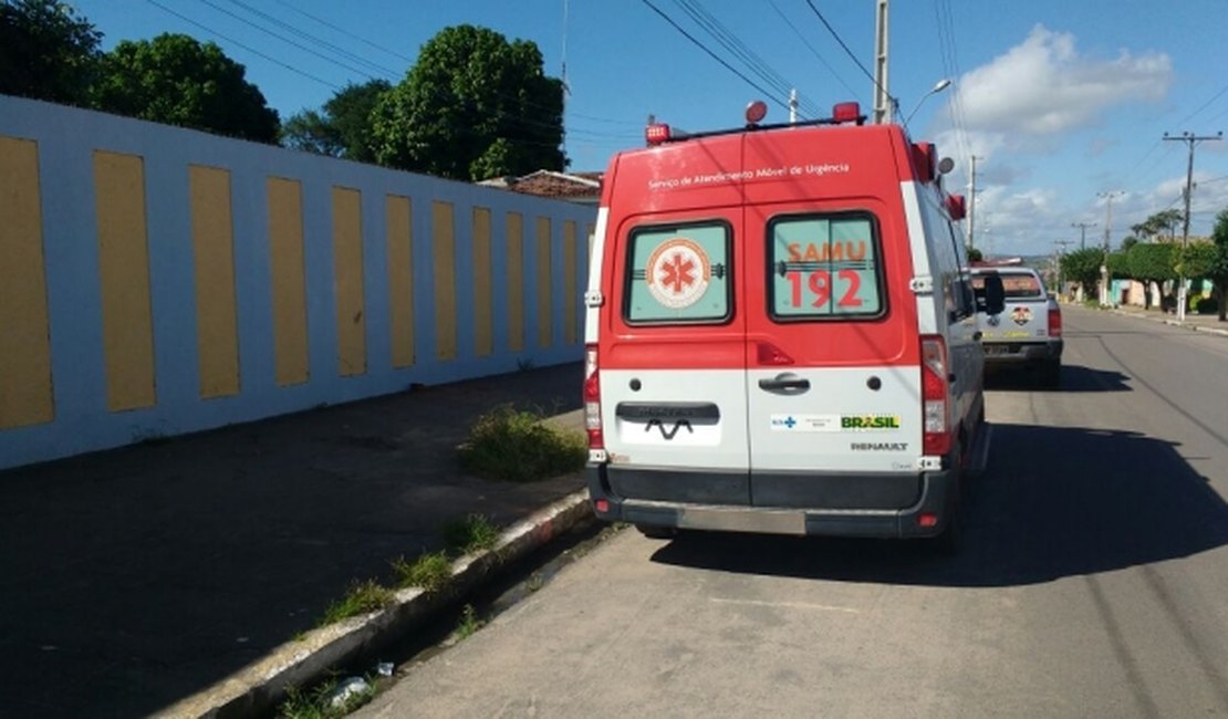 Adolescente é baleado e corre para pedir socorro na Central de Polícia