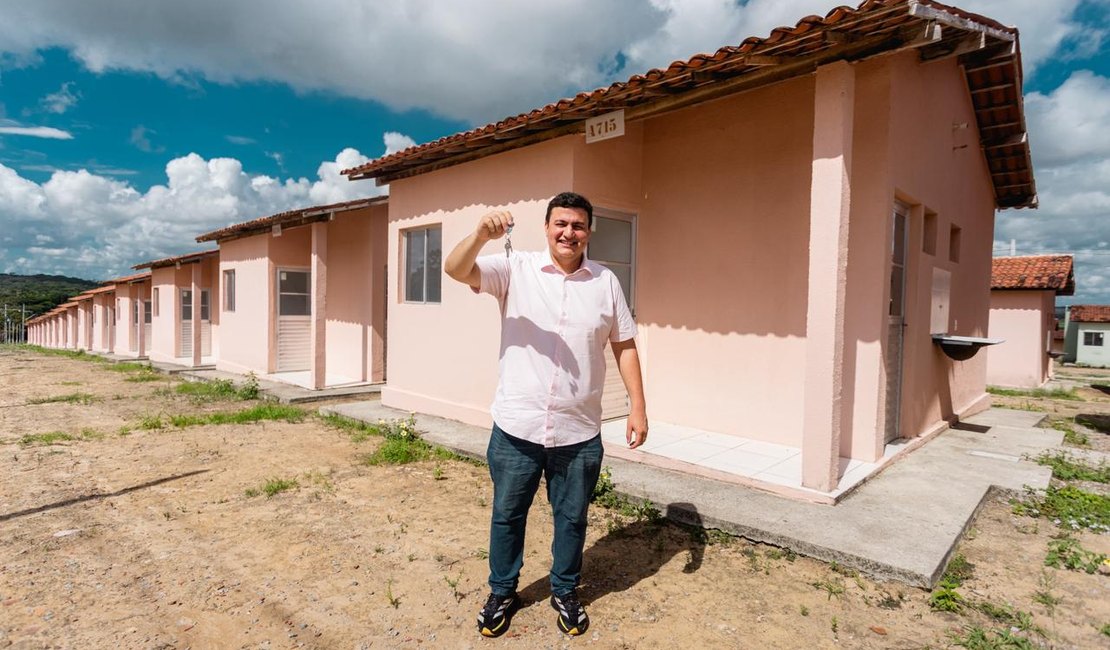 Prefeito Carlos anuncia data para entrega das chaves de 609 casas em Rio Largo