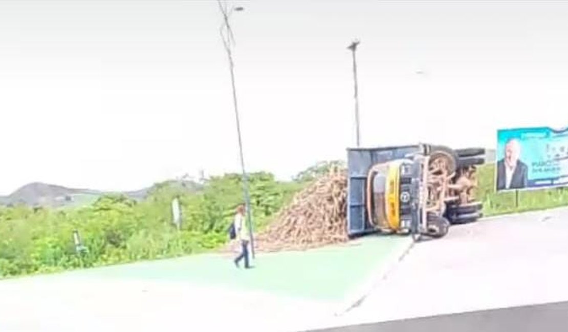 Caminhão tomba no trevo de entroncamento das rodovias AL-105 e AL-430