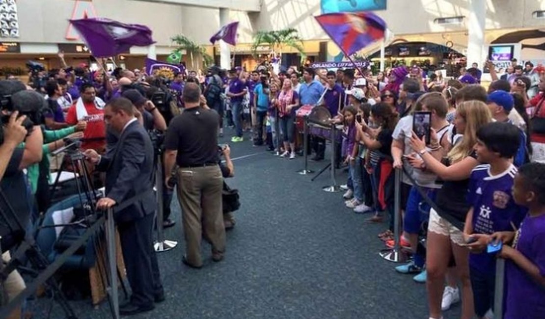 Torcedores do Orlando City recepcionam Kaká no aeroporto