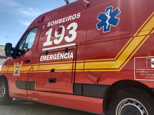 Colisão entre carro e moto deixa homem ferido no Centro de Palmeira dos Índios