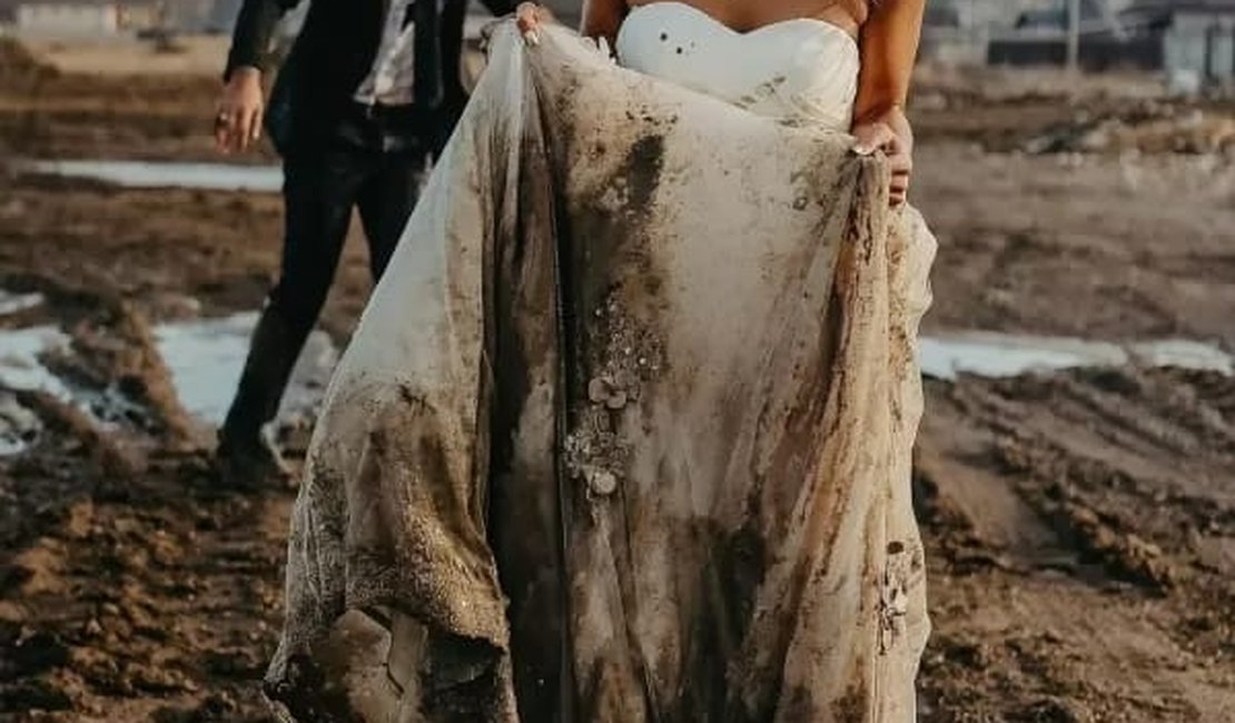 Noivos caem durante ensaio fotográfico e terminam sujos de lama; veja
