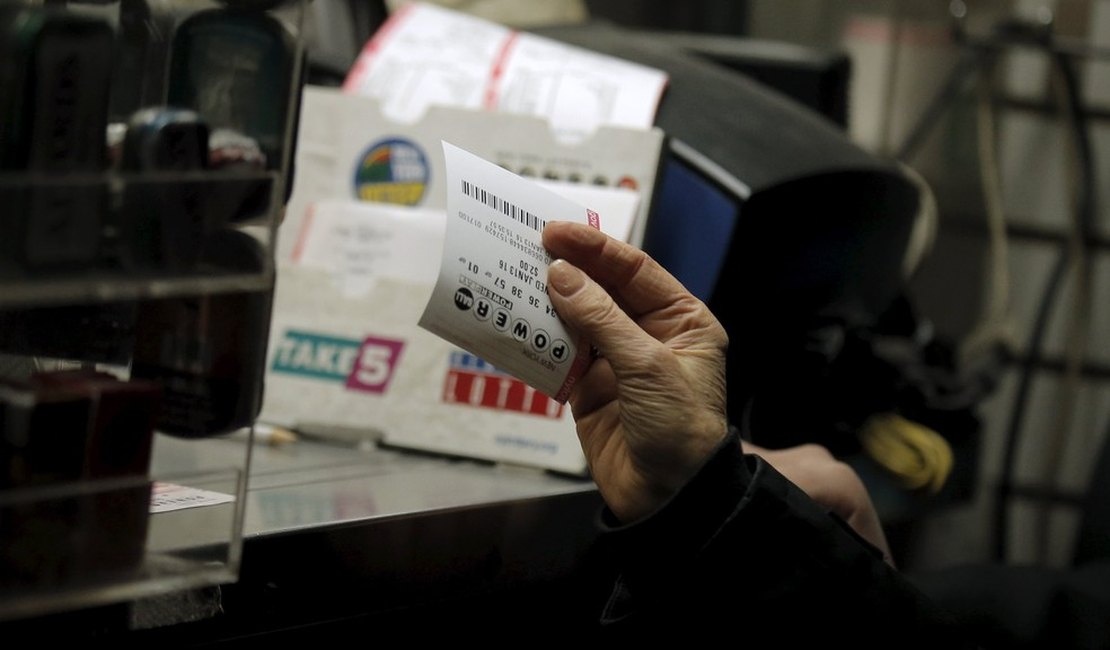 Dupla é presa por comprar bilhete premiado com cartão roubado
