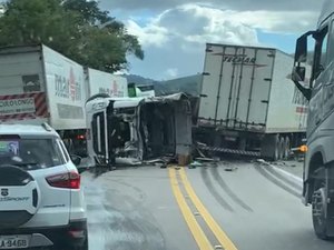 [Vídeo] Acidente com carretas é registrado em Maribondo