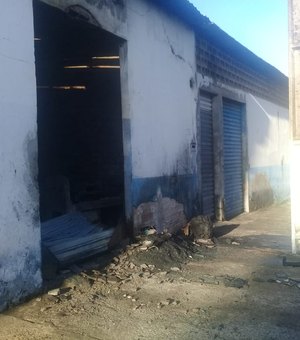 [Vídeo] Incêndio destrói fabriqueta de canos de energia, em Arapiraca