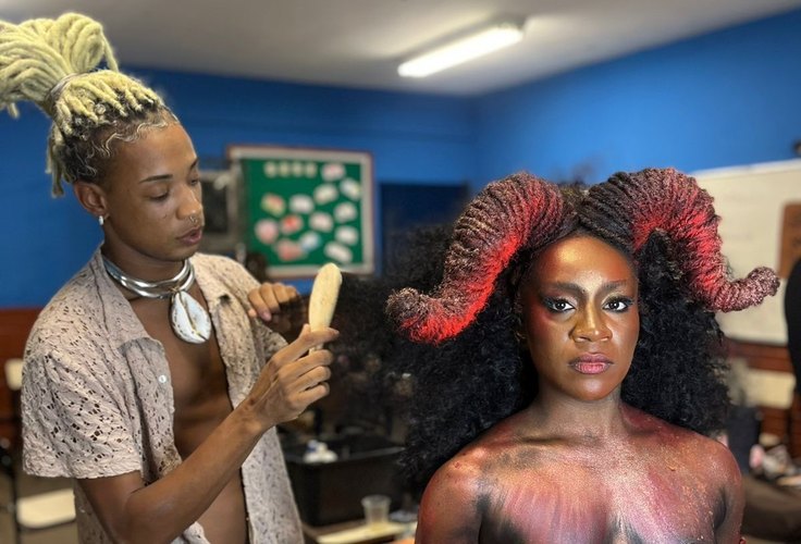 Vinícius Monteiro: O trancista que transformou arte em empreendedorismo de elite no Carnaval Brasileiro