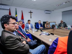 Prefeito apresenta ao MP ações executadas no bairro Pinheiro