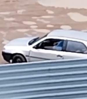 [Vídeo] Casal é flagrado fazendo sexo dentro de um carro no Centro de Arapiraca em plena luz do dia