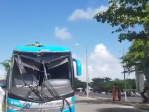 [Vídeo] Ônibus colide contra árvore ao desviar de veículo em Maceió