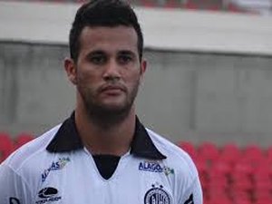 Zagueiro Tiago Garça poderá reforçar o Confiança em 2018