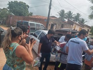 Moradores do bairro Mangabeiras, em Arapiraca, recebem cestas básicas e kits de higiene