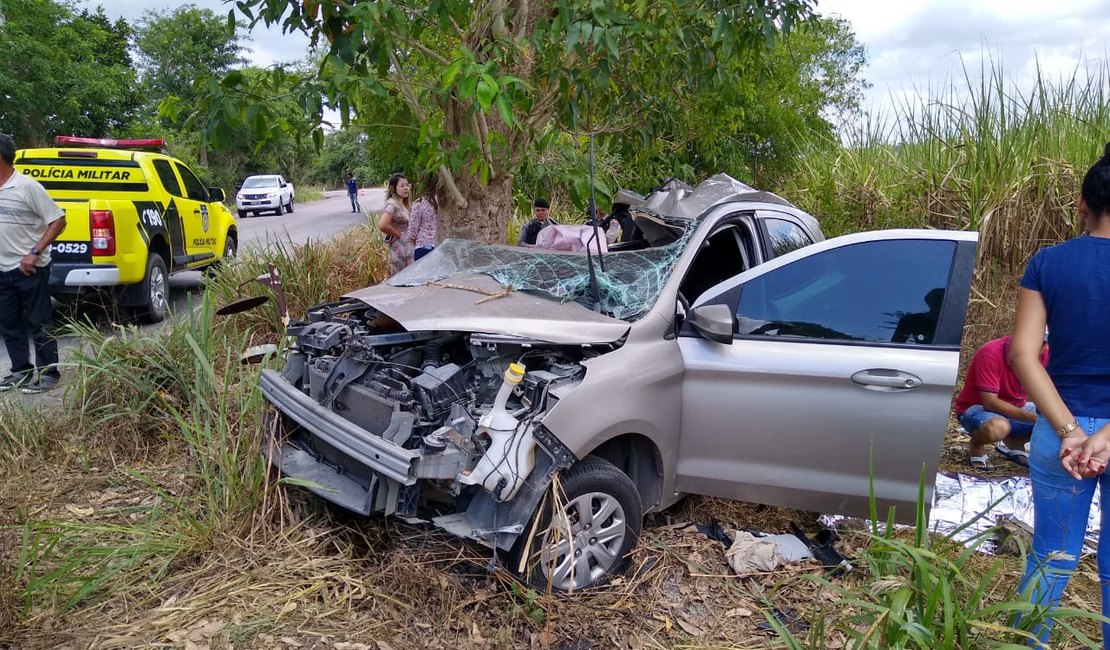 Colisão entre carro e árvore deixa enfermeira morta em Boca da Mata